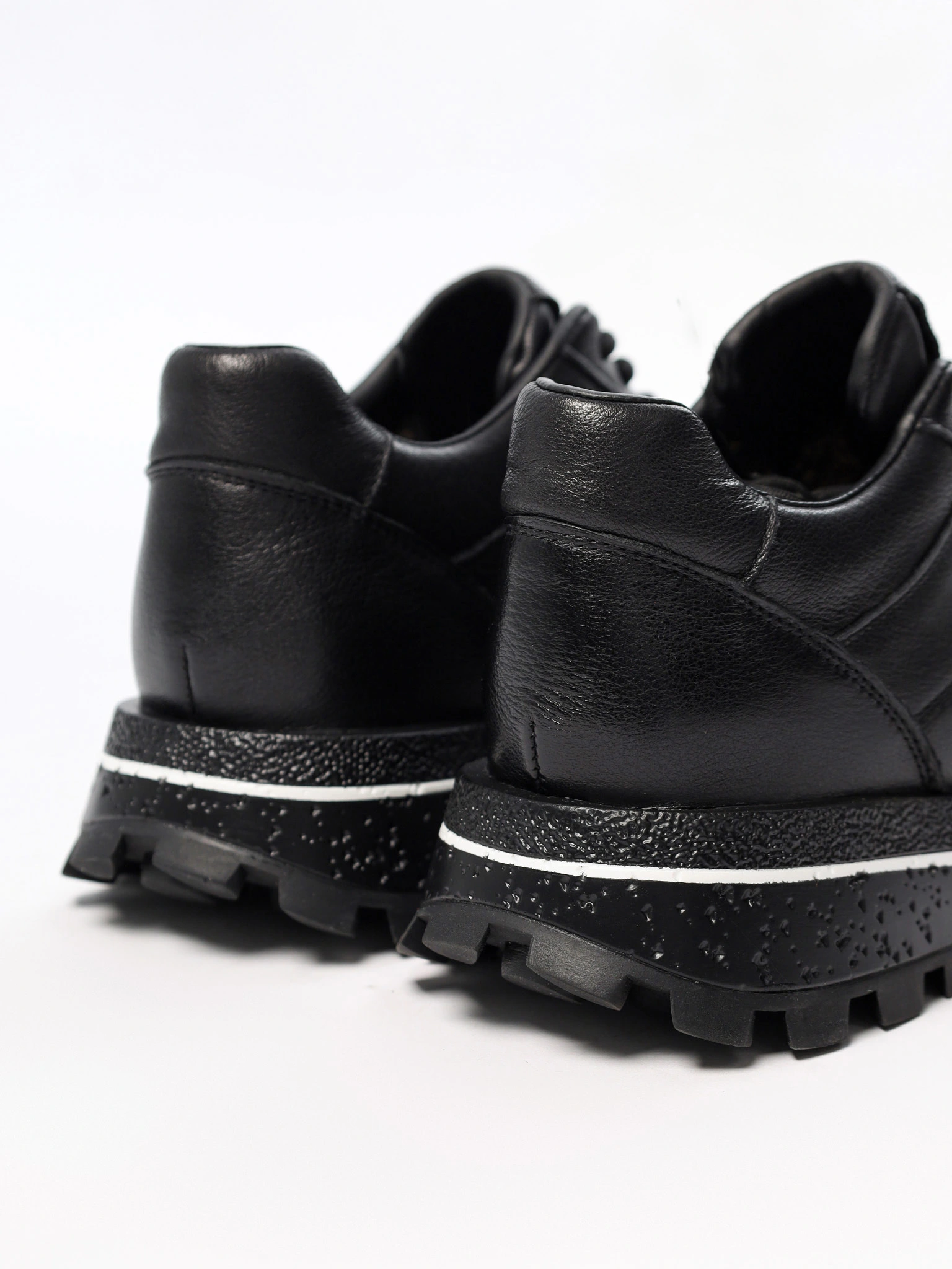 Кроссовки черного цвета на рельефной подошве